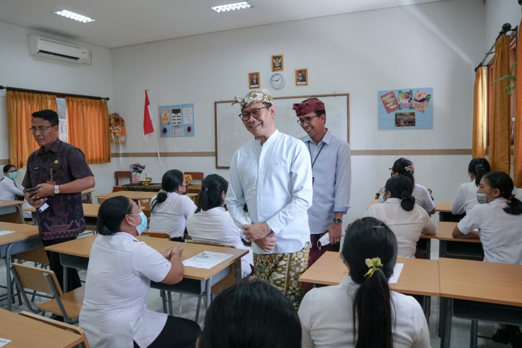 Wabup Suiasa Meninjau Langsung Pelaksanaan Seleksi PPPK Guru